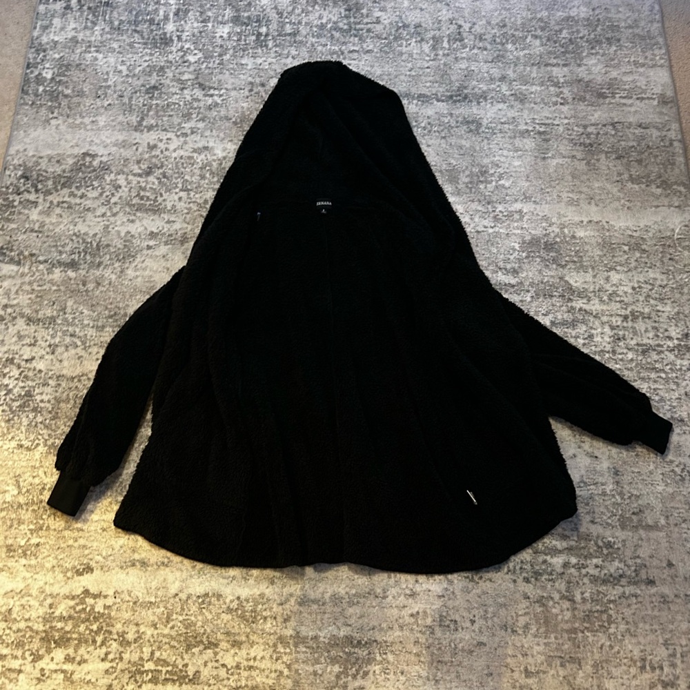 Black velvet hoodie with a touch of grunge style #gothvibes